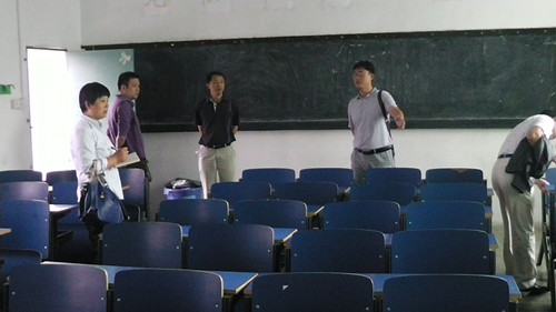 基础医学院领导检查教室卫生情况