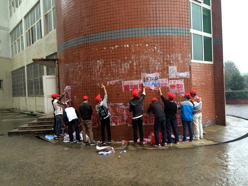 机材学院青年志愿者开展清洁校园活动