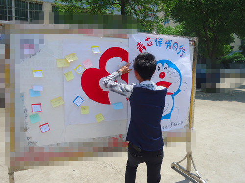 电商、经管青年志愿者开展班级手抄报评选活动