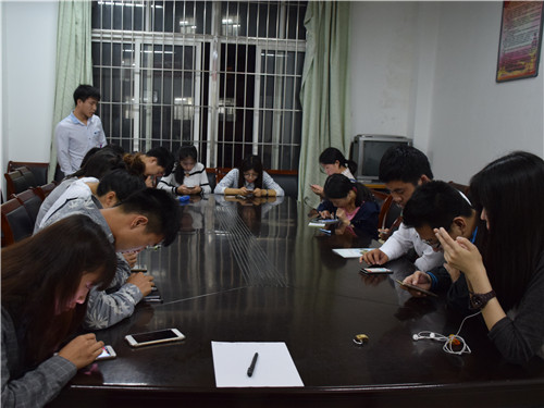 会计学院举行两学一做网络知识竞赛现场答题