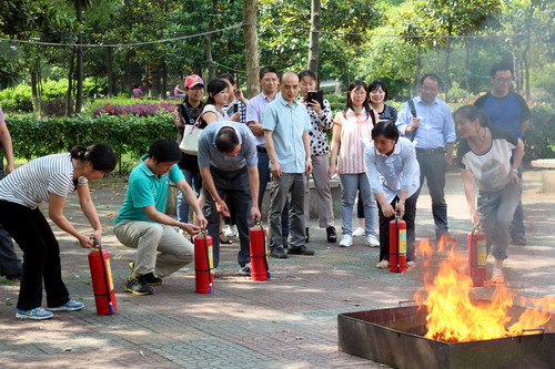 电子学院举行实验室消防安全知识培训及灭火演