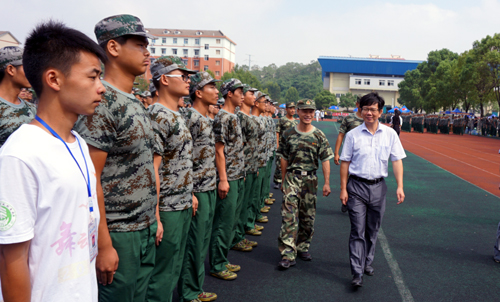 王万山副校长到军训现场看望2016级军训新生