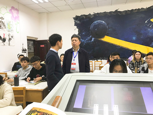 15时20分,专家组成员梅锦春在艺术楼西509教室听了《美术鉴赏与批评》