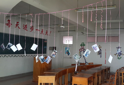 着同学坚持不懈,努力奋斗;b1311班崇尚自然,青春,他们用落叶装扮教室