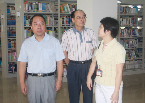 甘校长等到图书馆、教材科检查新学期工作