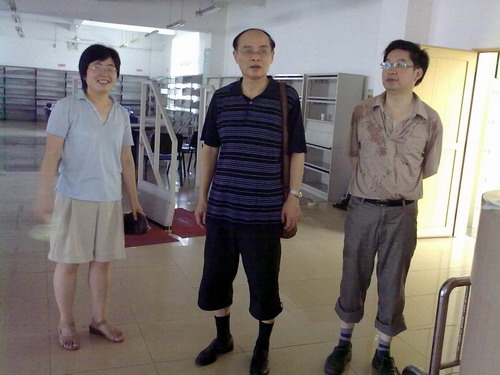 李炎生副校长看望慰问图书馆工作人员