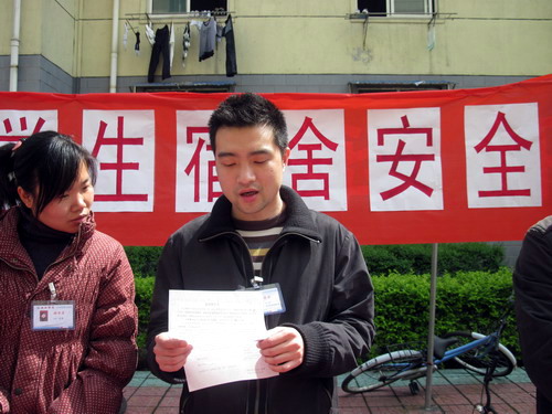 土木学院落实宿舍安全管理,签订宿舍安全责任状