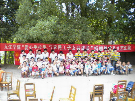 有关空巢老人口号_关爱空巢老人图片(3)