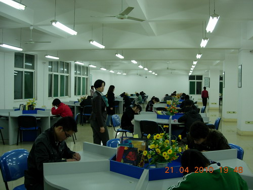 图书馆开展读英语图书活动