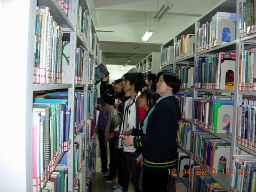 图书馆开展读英语图书活动