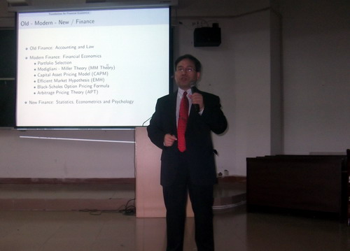 中国人民大学张顺明教授为理学院学生做报告