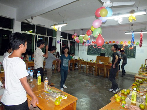 基础医学院领导到各班参加中秋晚会活动