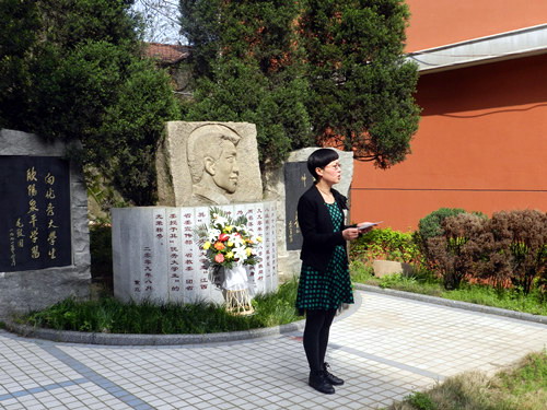 浔东校区举行祭扫优秀大学生欧阳泉平烈士活动