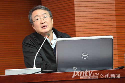 中国系统工程学会副理事长黄海军教授代表中国系统工程学会致辞