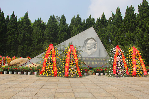 土建学院教工第一党支部赴共青城耀邦陵园进行爱国主义教育