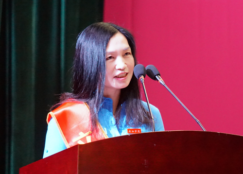 会上,获得2018年度"立德树人楷模"的10位教师代表丁志华,王苓,许成锋