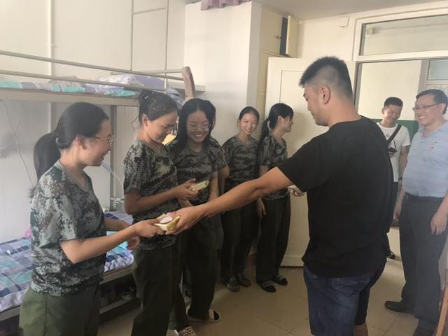 九江学院旅游与地理学院——中秋佳节送月饼,老师暖心送祝福!
