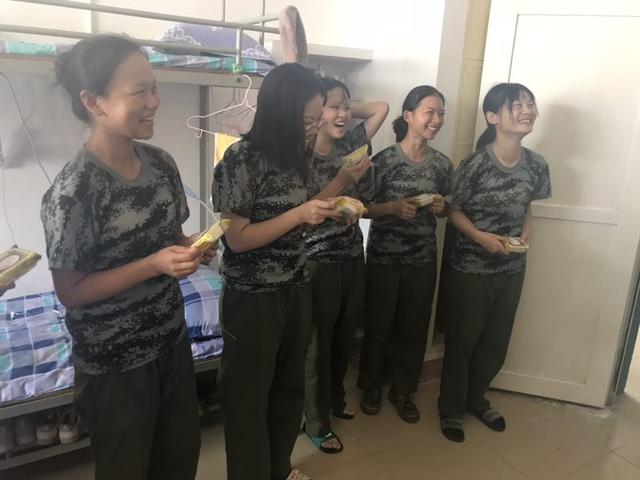 九江学院旅游与地理学院——中秋佳节送月饼,老师暖心送祝福!